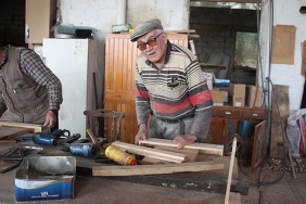 UĞRUNA PARMAKLARINI KAYBETTİĞİ MESLEĞİNİ BIRAKAMIYOR 55 YILLIK MARANGOZ ATÖLYESİNDE ÜRETİM ARALIKSIZ SÜRÜYOR
