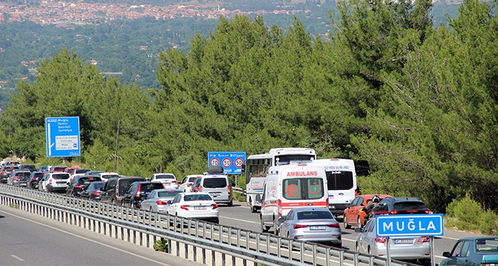 ARAÇ KUYRUĞUNUN UCU SONU YOK DÖNÜŞ ÇİLESİ BAŞLADI MUĞLA'YA GİRİŞ YAPAN ARAÇ SAYISI 600 BİN