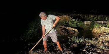 VEKİLLİK VAZİFESİNİ TAMAMLAYAN POSACI, KÜREĞİNİ ELİNE ALDI