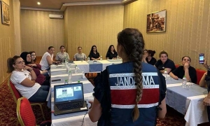 ÇİNELİ KADINLAR 'ŞİDDETE' KARŞI BİLGİLENDİRİLDİ