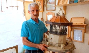 AYDINLI ALİ USTA MUĞLA'NIN TARİHİNİ MAKET HALİNE GETİRİYOR 9 METRE KARELİK DÜKKANDA MUĞLA'NIN TARİHİ SİMGESİ ŞADIRVAN VE SAATLİ KULENİN MAKETİNİ YAPIYOR