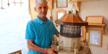 AYDINLI ALİ USTA MUĞLA'NIN TARİHİNİ MAKET HALİNE GETİRİYOR 9 METRE KARELİK DÜKKANDA MUĞLA'NIN TARİHİ SİMGESİ ŞADIRVAN VE SAATLİ KULENİN MAKETİNİ YAPIYOR
