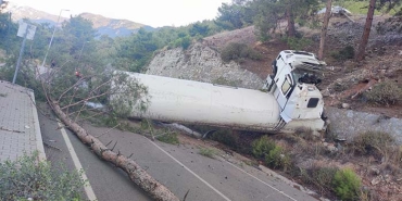 DOĞALGAZ YÜKLÜ TANKER UÇURUMA YUVARLANDI, SIZINTI İHTİMALİNE KARŞI ÖNLEM ALINDI