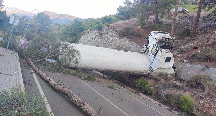 DOĞALGAZ YÜKLÜ TANKER UÇURUMA YUVARLANDI, SIZINTI İHTİMALİNE KARŞI ÖNLEM ALINDI