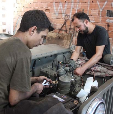 ESKİ MODEL CİPLERİ İLK GÜNKÜ HALİNE DÖNDÜRÜYOR OTO TAMİRCİSİ AHMET AKMAN: "BU İŞ BİZİM İÇİN PARA KAZANMANIN ÖTESİNDE BİR ŞEY" "GÖZÜMÜ KAPADIĞIMDA HANGİ ARACIN NERESİNDE NE VAR SAYARIM"