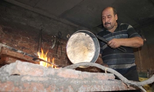 MESLEĞİNDE 50 YILA YAKLAŞTI AMA ÇIRAK BULAMIYOR KALAYCI USTASI UÇAR; "KEŞKE, USTALIĞIMI AKTARABİLECEĞİM BİRİ OLSA"