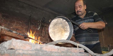MESLEĞİNDE 50 YILA YAKLAŞTI AMA ÇIRAK BULAMIYOR KALAYCI USTASI UÇAR; "KEŞKE, USTALIĞIMI AKTARABİLECEĞİM BİRİ OLSA"