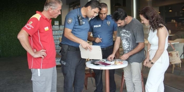 GENÇ ÇİFT, HAYATLARININ EN UNUTULMAZ MOLASINI VERDİ 400 BİN TL DEĞERİNDEKİ DÜĞÜN TAKILARININ OLDUĞU ÇANTAYI UNUTUP GİTTİLER AKARYAKIT İSTASYONUNDA UNUTULAN ALTIN DOLU ÇANTA SAHİBİNE TESLİM EDİLDİ