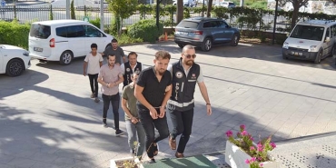 EMEKLİ ÖĞRETMENİ 3 MİLYON TL DOLANDIRAN ŞEBEKE ÇÖKERTİLDİ FETHİYE'DE ADLİYEYE SEVK EDİLEN 4 ŞÜPHELİ TUTUKLANDI