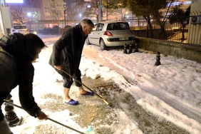 VATANDAŞLAR SOKAKTA KAR DEĞİL, DOLU KÜREDİ