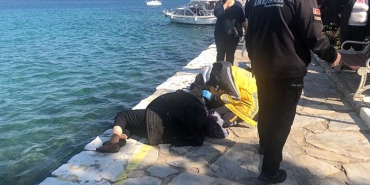ÖZÇEKİM YAPMAK İSTERKEN DENİZE DÜŞTÜLER DENİZE FAZLA YAKLAŞINCA OLANLAR OLDU