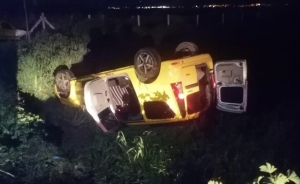 TİCARİ ARAÇ YOLDAN ÇIKIP DEVRİLDİ: 5 YARALI