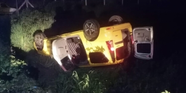TİCARİ ARAÇ YOLDAN ÇIKIP DEVRİLDİ: 5 YARALI