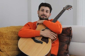 ÖLDÜ SANILIP CESET TORBASINA KONAN DEPREMZEDE GENÇ, DEPREMİN ACILARINI ŞARKIYLA ANLATTI