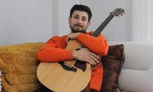 ÖLDÜ SANILIP CESET TORBASINA KONAN DEPREMZEDE GENÇ, DEPREMİN ACILARINI ŞARKIYLA ANLATTI