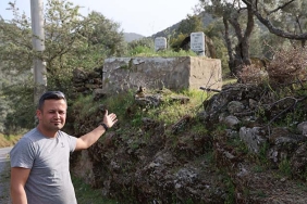 BU MEZARLAR GÖRENLERİ ŞAŞIRTIYOR, SEBEBİNİ ÖĞRENENLER İSE TAKDİR EDİYOR KÖYÜN İHTİYARLARI ARAZİLERİN SATILMAMASI İÇİN CENAZELERİNİ MİRAS BIRAKTIKLARI BAHÇELERE DEFNETTİRİYOR