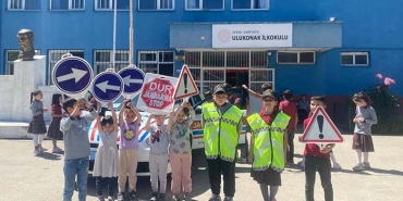 JANDARMA, ÖĞRENCİLERE TRAFİK KURALLARINI ANLATTI