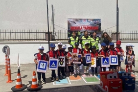 ÇİNELİ MİNİKLERE TRAFİK SEMİNERİ VERİLDİ
