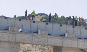 AYDIN-DENİZLİ OTOYOLU'NDA ÇALIŞAN İŞÇİLER YİNE EYLEME BAŞLADI