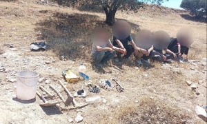 DEFİNECİLERİ KAZDIKLARI ÇUKURDAN JANDARMA TEK TEK ÇIKARDI