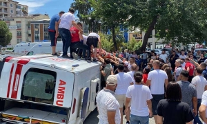 HASTA TAŞIYAN AMBULANS DEVRİLDİ: 4 YARALI