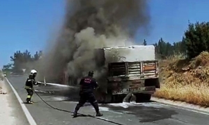YATAĞAN'DA MERMER YÜKLÜ TIR YANGINI KORKUTTU