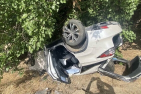 ÇİNE'DE REFÜJE ÇARPAN OTOMOBİL TAKLA ATTI: 2 YARALI