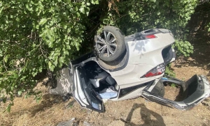 ÇİNE'DE REFÜJE ÇARPAN OTOMOBİL TAKLA ATTI: 2 YARALI