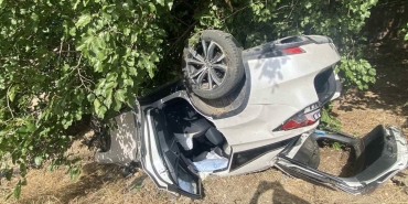 ÇİNE'DE REFÜJE ÇARPAN OTOMOBİL TAKLA ATTI: 2 YARALI
