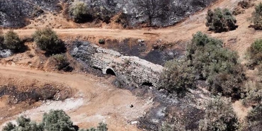 KUŞADASI'NDAKİ ORMAN YANGININDA ANTİK SU KEMERİ ZARAR GÖRDÜ