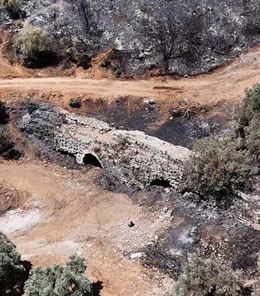 KUŞADASI'NDAKİ ORMAN YANGININDA ANTİK SU KEMERİ ZARAR GÖRDÜ