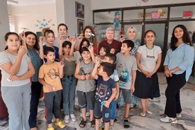 ÇİNE'DE ÇOCUKLAR OYUNCAKÇI DEDE İLE BULUŞTU