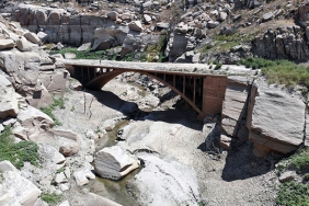 BARAJ SUYU ÇEKİLDİ, 100 YILLIK KÖPRÜ ORTAYA ÇIKTI