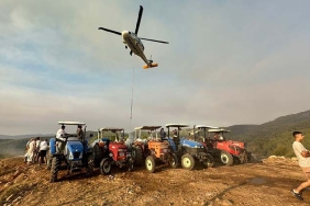 KÖYLÜLER YANGINA KARŞI SEFERBER OLDU: TANKERLERLE HELİKOPTERLERE SU TAKVİYESİ YAPILIYOR