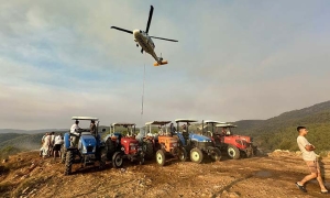 KÖYLÜLER YANGINA KARŞI SEFERBER OLDU: TANKERLERLE HELİKOPTERLERE SU TAKVİYESİ YAPILIYOR