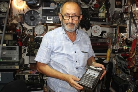 TOZLU RAFLARDA MERAKLISINI BEKLİYOR