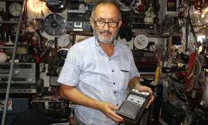TOZLU RAFLARDA MERAKLISINI BEKLİYOR