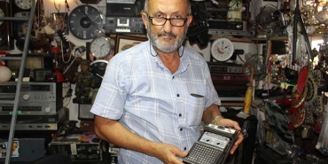 TOZLU RAFLARDA MERAKLISINI BEKLİYOR
