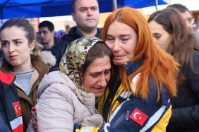 HELİKOPTER KAZASINDA HAYATINI KAYBEDEN 3 KİŞİ İÇİN TÖREN DÜZENLENDİ PİLOTLAR VE ATT PERSONELİ YAKINLARINI SAĞLIK ÇALIŞANLARI TESELLİ ETTİ