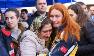 HELİKOPTER KAZASINDA HAYATINI KAYBEDEN 3 KİŞİ İÇİN TÖREN DÜZENLENDİ PİLOTLAR VE ATT PERSONELİ YAKINLARINI SAĞLIK ÇALIŞANLARI TESELLİ ETTİ
