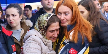 HELİKOPTER KAZASINDA HAYATINI KAYBEDEN 3 KİŞİ İÇİN TÖREN DÜZENLENDİ PİLOTLAR VE ATT PERSONELİ YAKINLARINI SAĞLIK ÇALIŞANLARI TESELLİ ETTİ