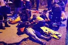 MOTOSİKLETLE ÇARPIŞARAK SAVRULAN TİCARİ ARAÇ, PARK HALİNDEKİ ARAÇLARA ÇARPTI: 9 YARALI
