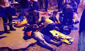 MOTOSİKLETLE ÇARPIŞARAK SAVRULAN TİCARİ ARAÇ, PARK HALİNDEKİ ARAÇLARA ÇARPTI: 9 YARALI