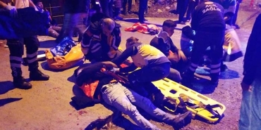 MOTOSİKLETLE ÇARPIŞARAK SAVRULAN TİCARİ ARAÇ, PARK HALİNDEKİ ARAÇLARA ÇARPTI: 9 YARALI