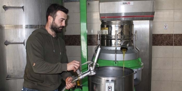 AYDIN'DA ZEYTİNİN YAĞA DÖNÜŞÜM YOLCULUĞU BAŞLADI ZEYTİN SEZONU İLE BİRLİKTE YAĞHANELERDE DE YOĞUNLUK BAŞLADI