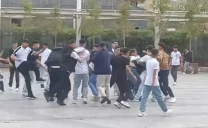 GENÇLERİN KAVGASI ORTALIĞI KARIŞTIRDI: 1 YARALI