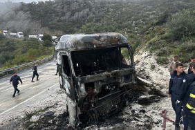 TIR SÜRÜCÜSÜ FECİ ŞEKİLDE YANARAK HAYATINI KAYBETTİ YANAN TIRIN SÜRÜCÜSÜNÜN KALP KRİZİ GEÇİREREK KAZA YAPTIĞI TAHMİN EDİLİYOR