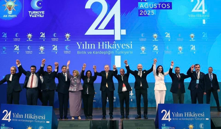 Özlem Çerçioğlu AK Parti rozetini taktı