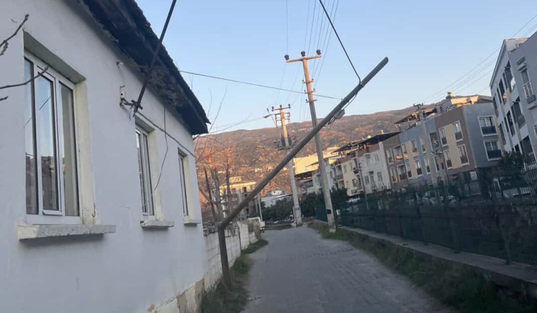 Çine’de telefon direği kırıldı