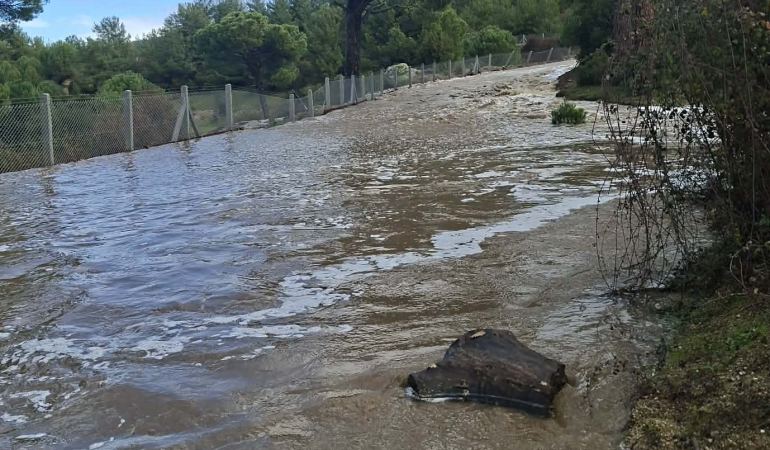 Baraj kanalı patladı yol ulaşıma kapandı